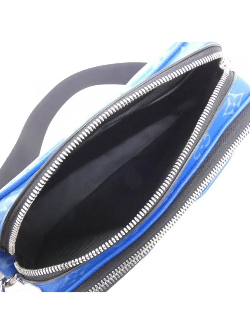 Louis Vuitton Taiga Llama Alpha Messenger Shoulder